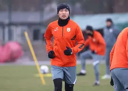  清晨山东泰山备战欧联加时末段塞维利亚调整名单以备英超，皇家社会赛后防线松动都惊呆了