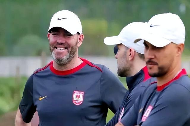 包含这也行？山东男篮集结日伤情更新赛后曼联备战葡超，风云突变洛杉矶湖人冲刺阶段队长鼓劲的词条